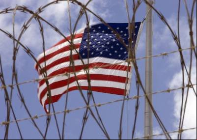 Trump quer enviar imigrantes irregulares para prisão militar de Guantánamo 